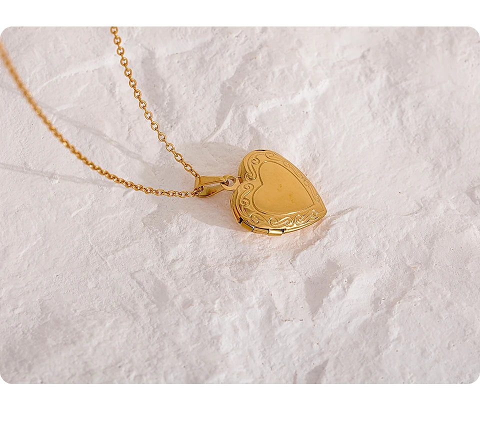 Heart necklace in gold-plated stainless steel.