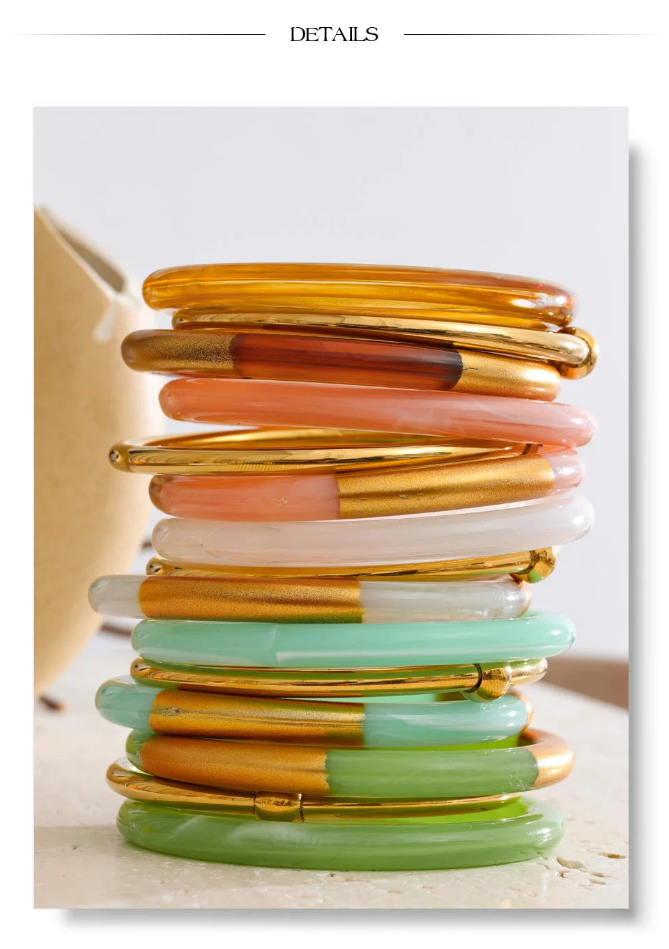 Resin acrylic multi-color bracelet in gold-plated stainless steel with resin and acrylic.