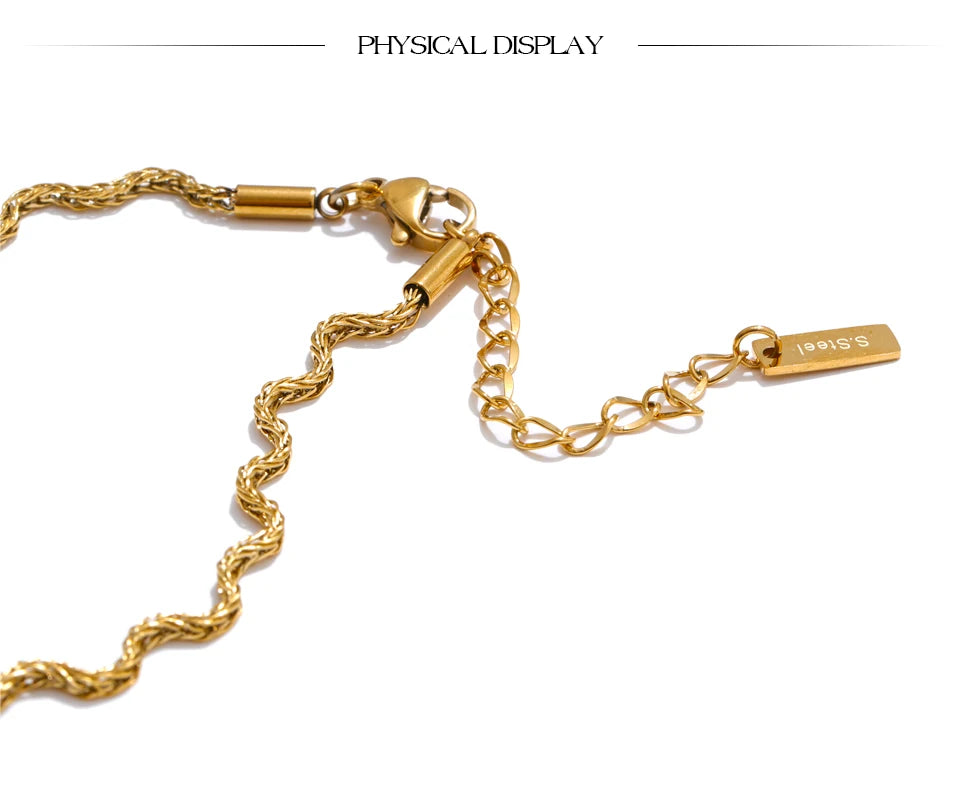 Geometric chain necklace in gold-plated stainless steel.