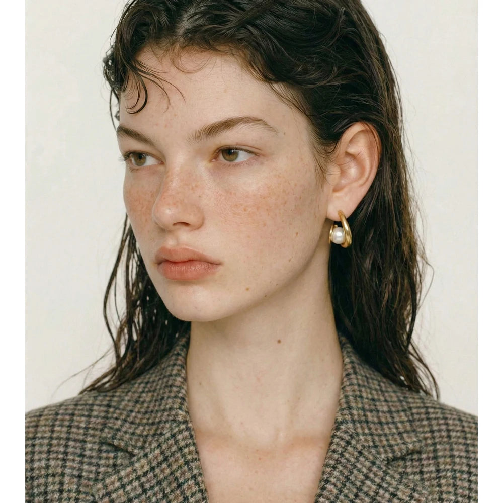 Pearl geometric earrings in gold-plated stainless steel with pearl.