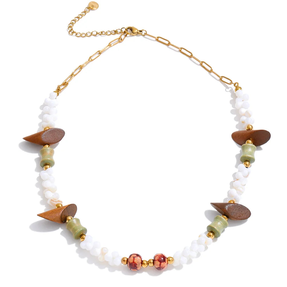 Shell beaded geometric necklace in gold-plated stainless steel with shell.