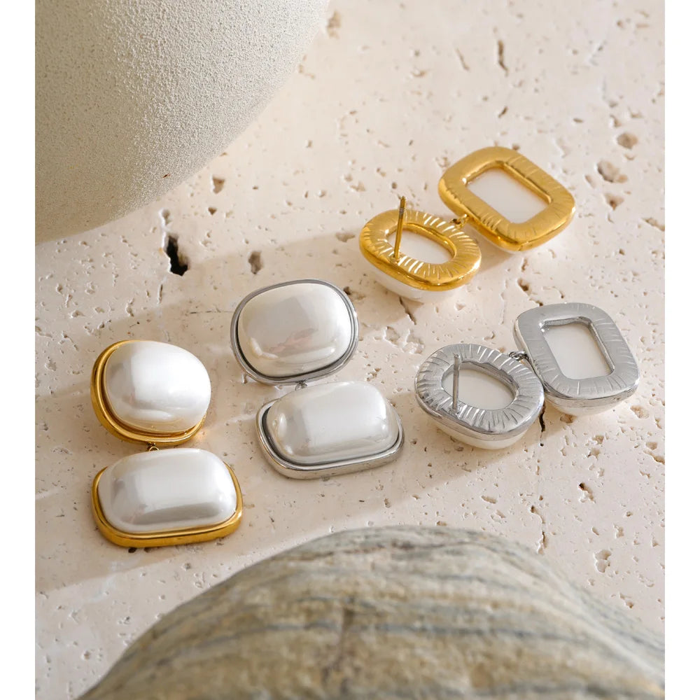 Pearl geometric earrings in gold-plated stainless steel with pearl.