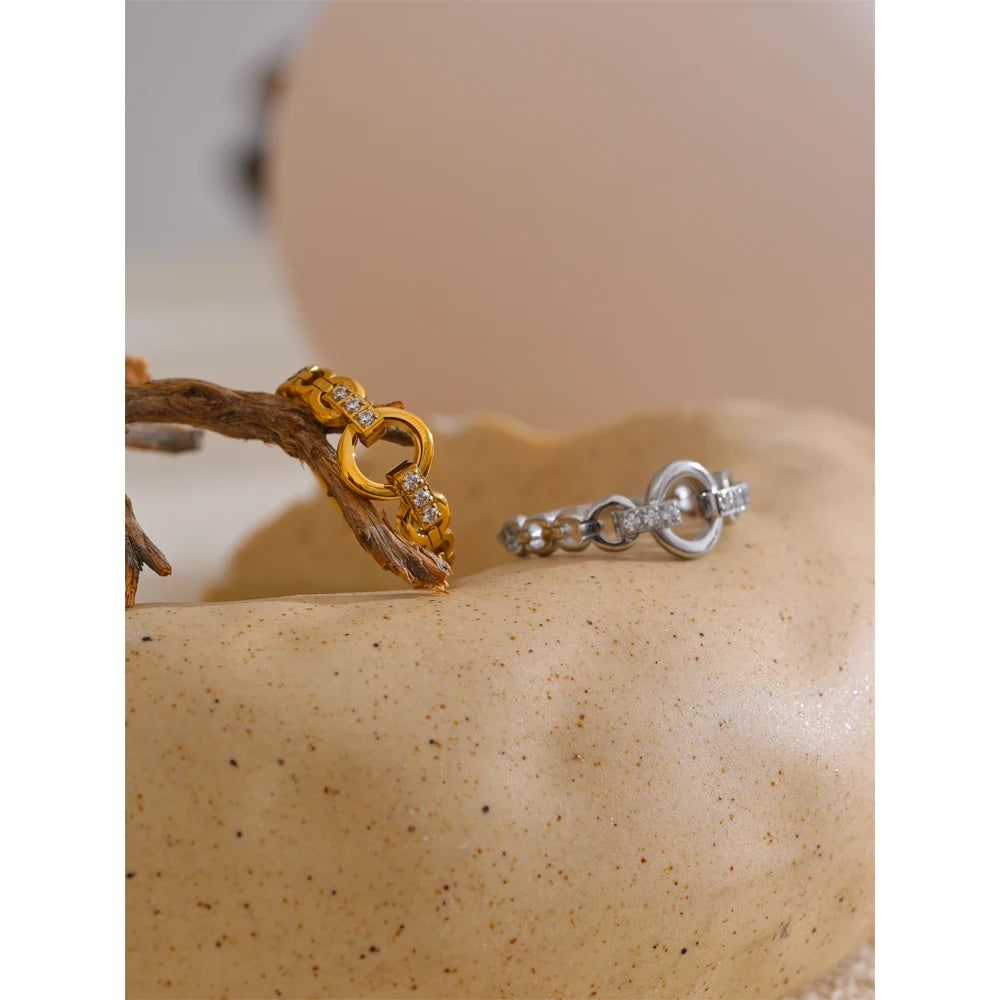 Cubic zirconia geometric ring in gold-plated stainless steel with cubic zirconia.