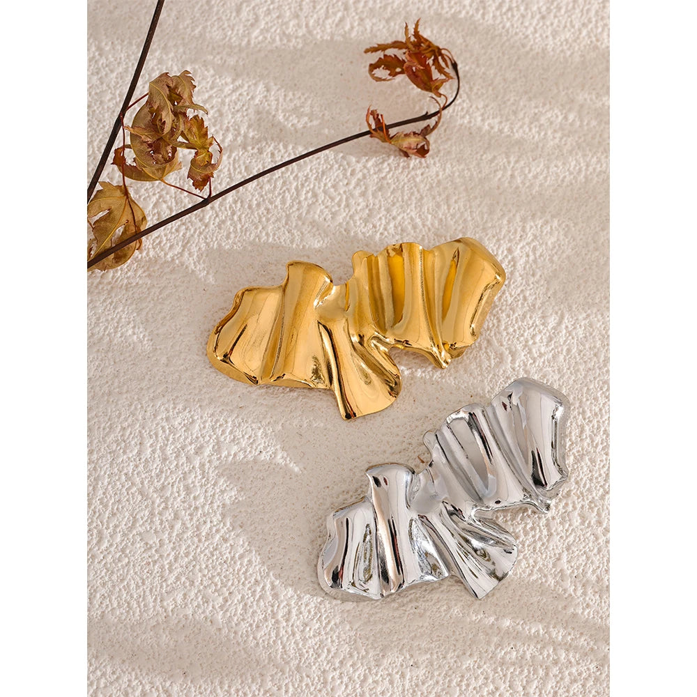 Geometric brooch in 18K gold-plated stainless steel.