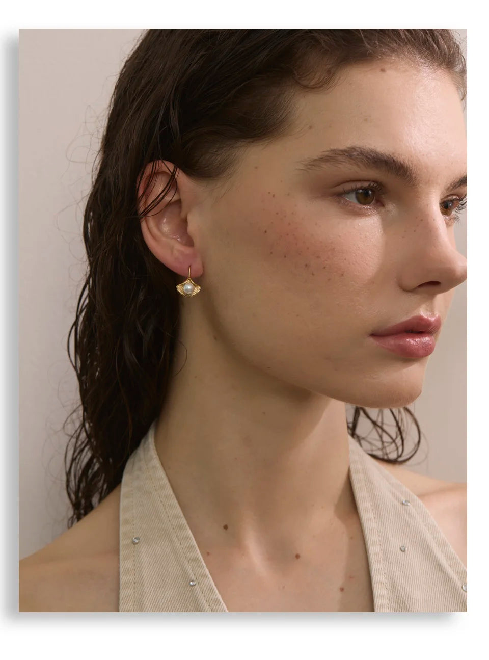 Pearl earrings in gold-plated stainless steel with pearl.