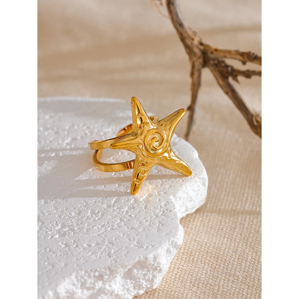 Star ring in 18K gold-plated 316L stainless steel.
