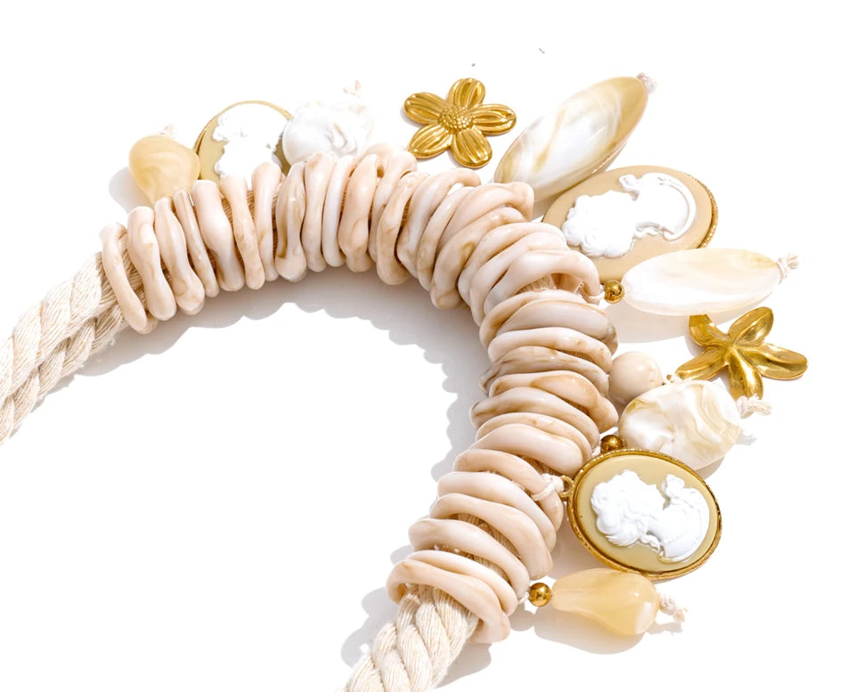 Resin flower geometric necklace in gold-plated stainless steel with resin.