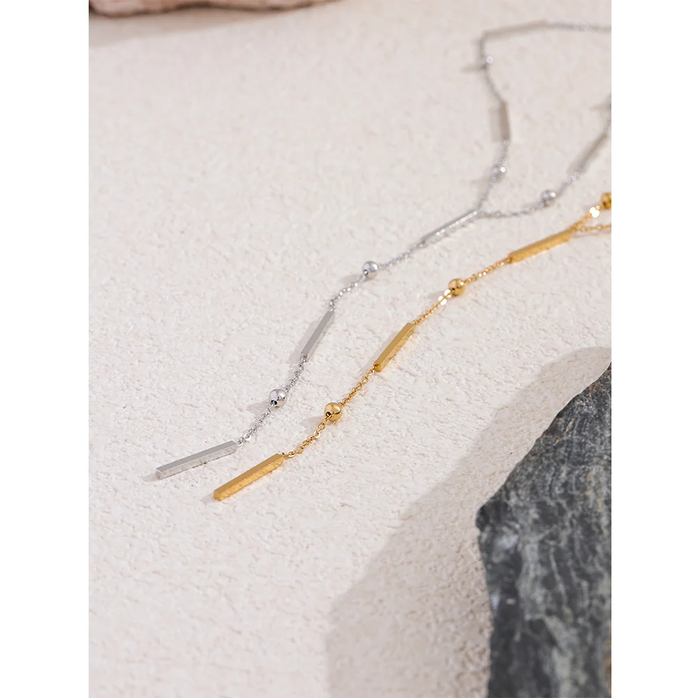 Geometric chain necklace in gold-plated 316L stainless steel.
