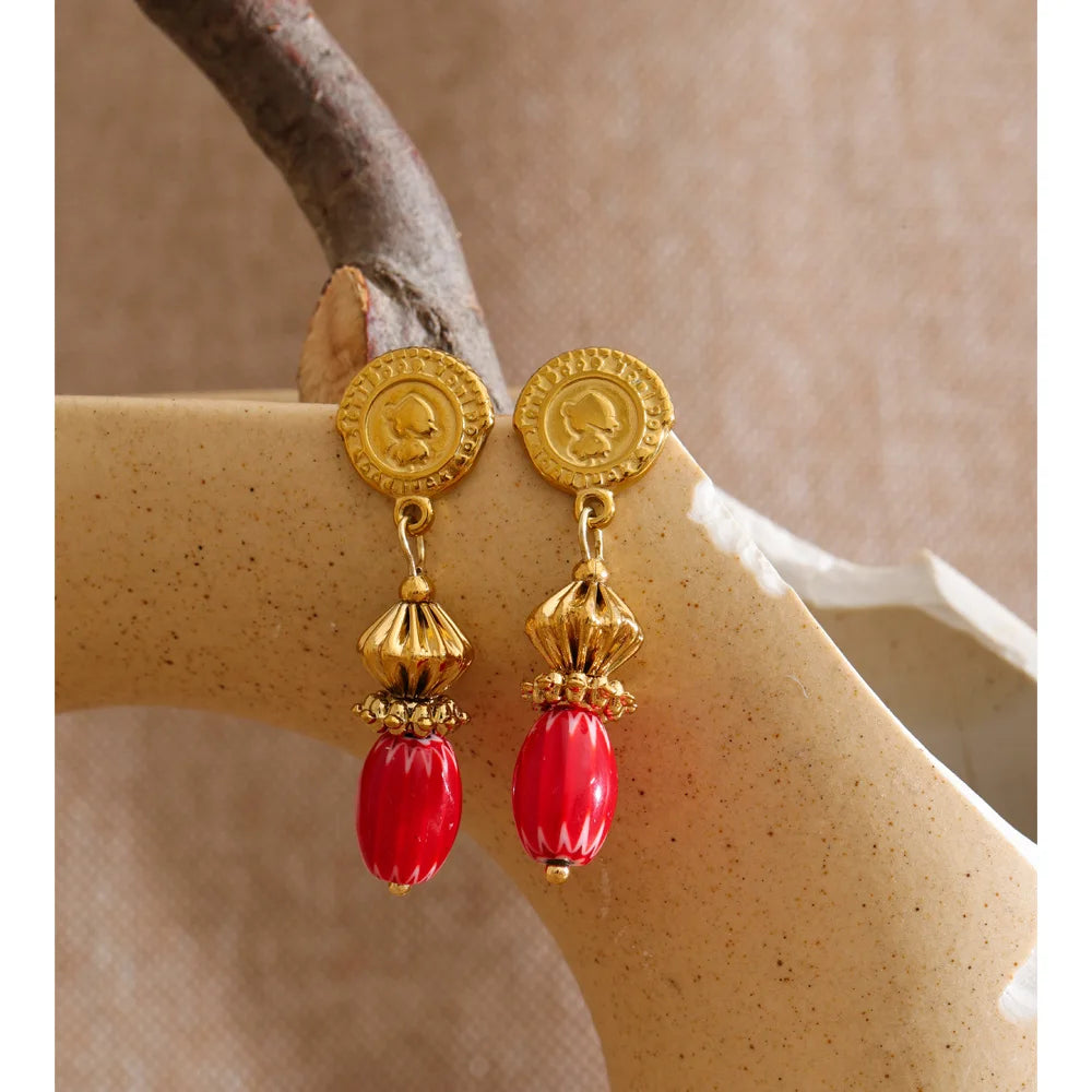 Geometric earrings in gold-plated stainless steel.