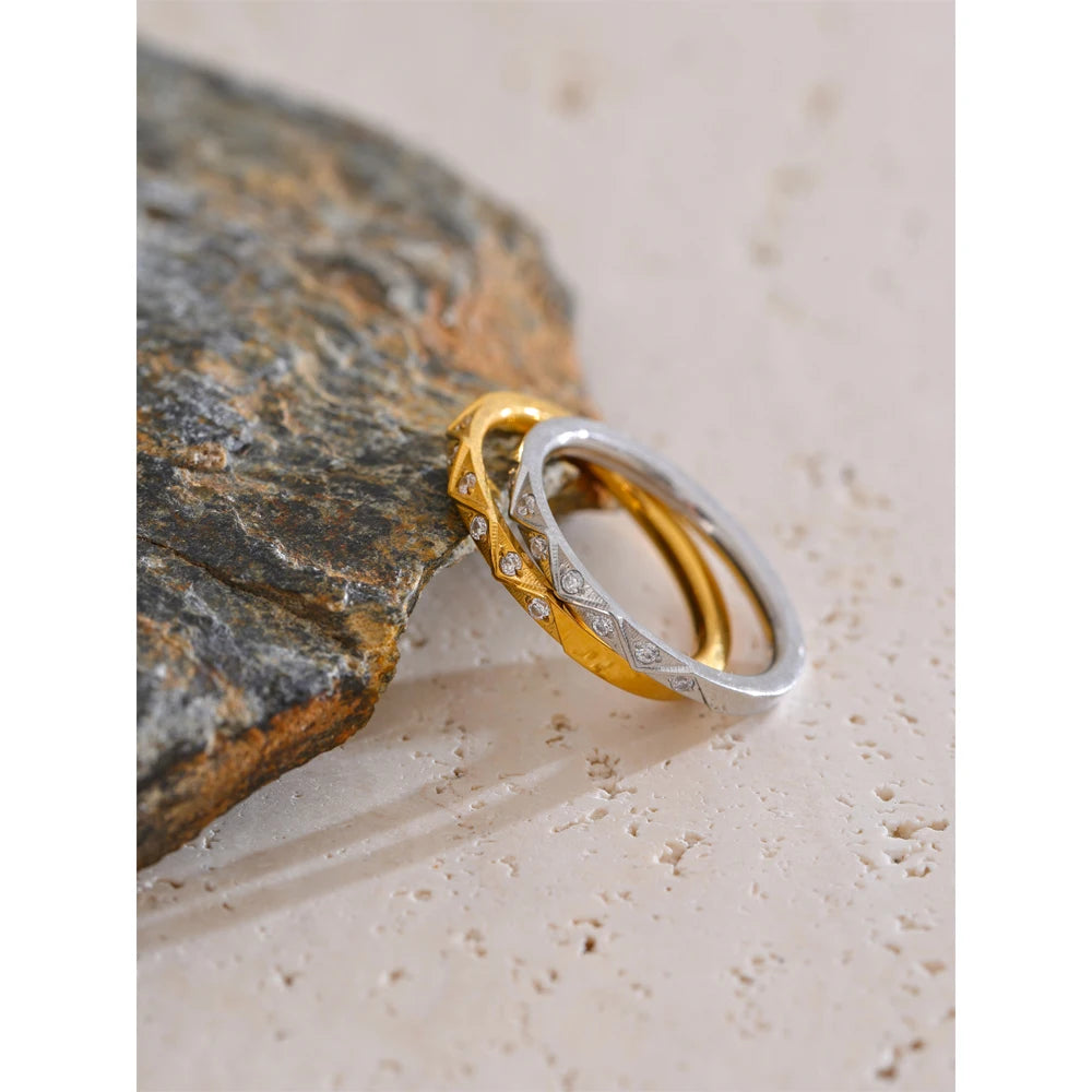 Cubic zirconia geometric ring in gold-plated stainless steel with cubic zirconia.