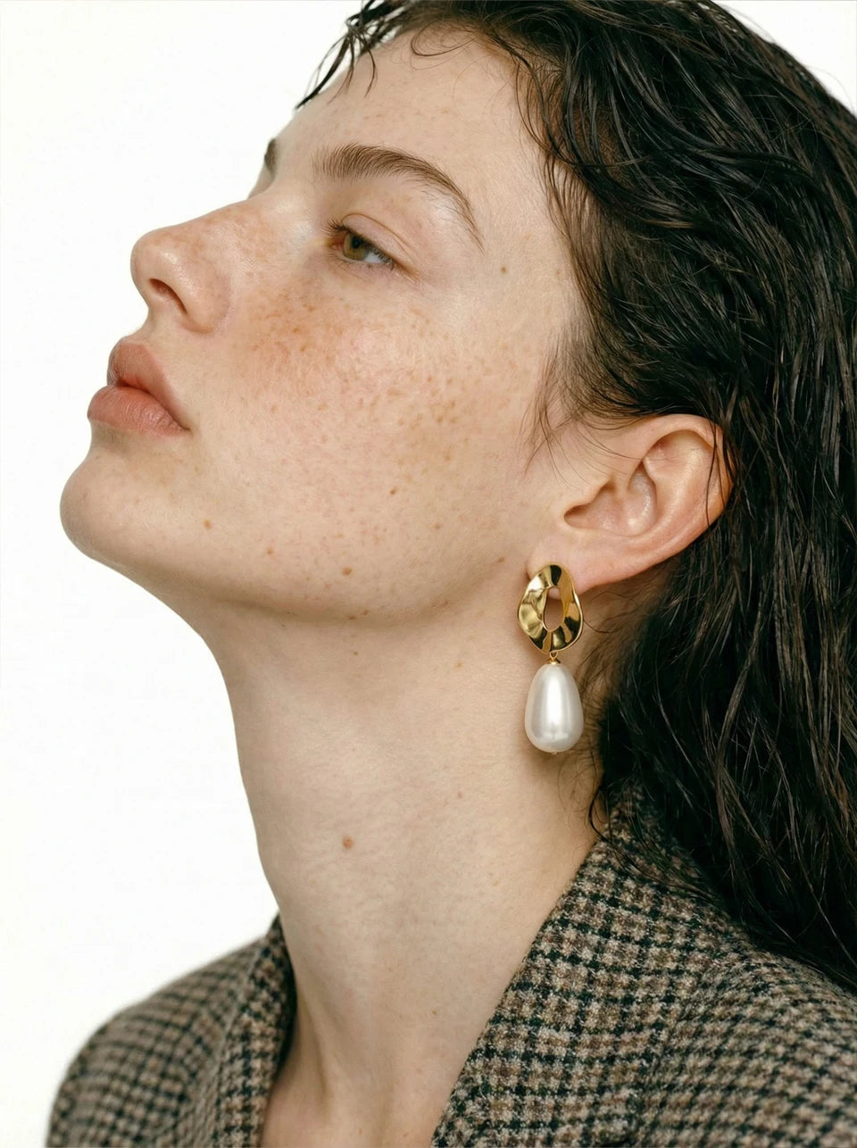 Pearl geometric earrings in gold-plated stainless steel with pearl.