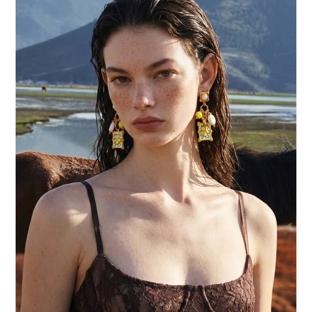 Enamel flower geometric earrings in gold-plated stainless steel with enamel.