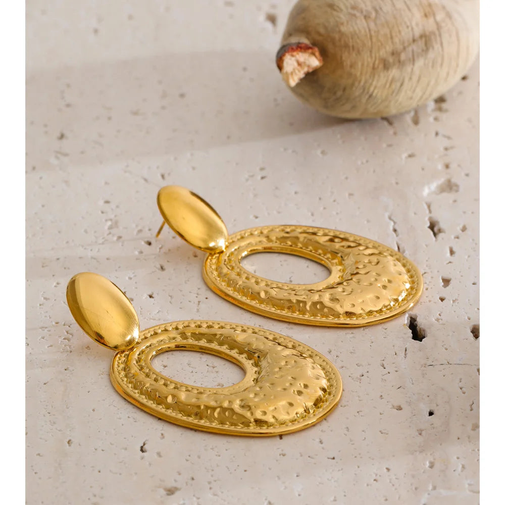 Geometric earrings in gold-plated stainless steel.