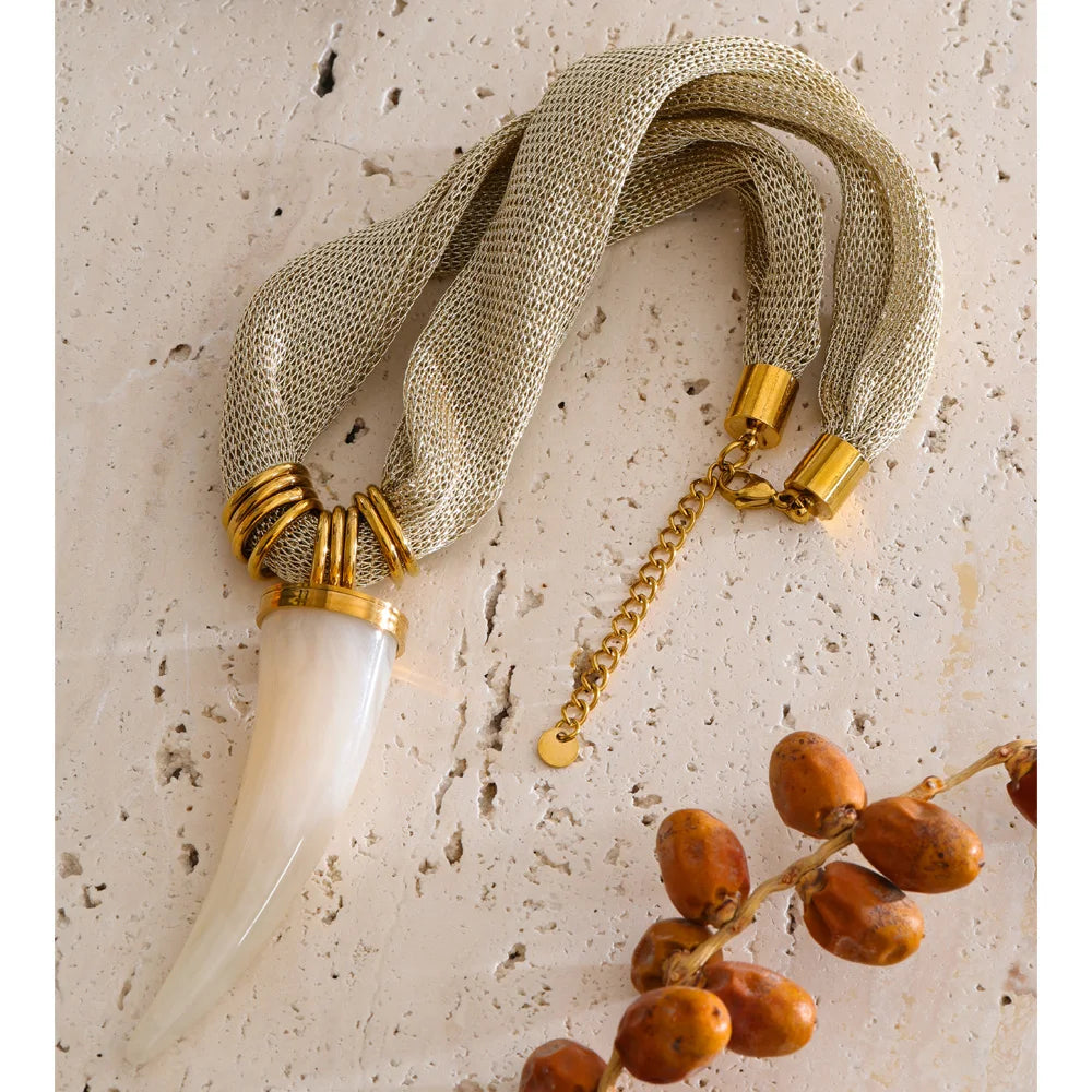Resin geometric chain necklace in gold-plated stainless steel with resin.