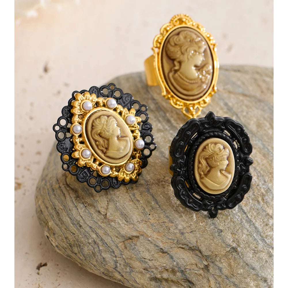 Pearl resin geometric ring in 18K gold-plated stainless steel with pearl and resin.
