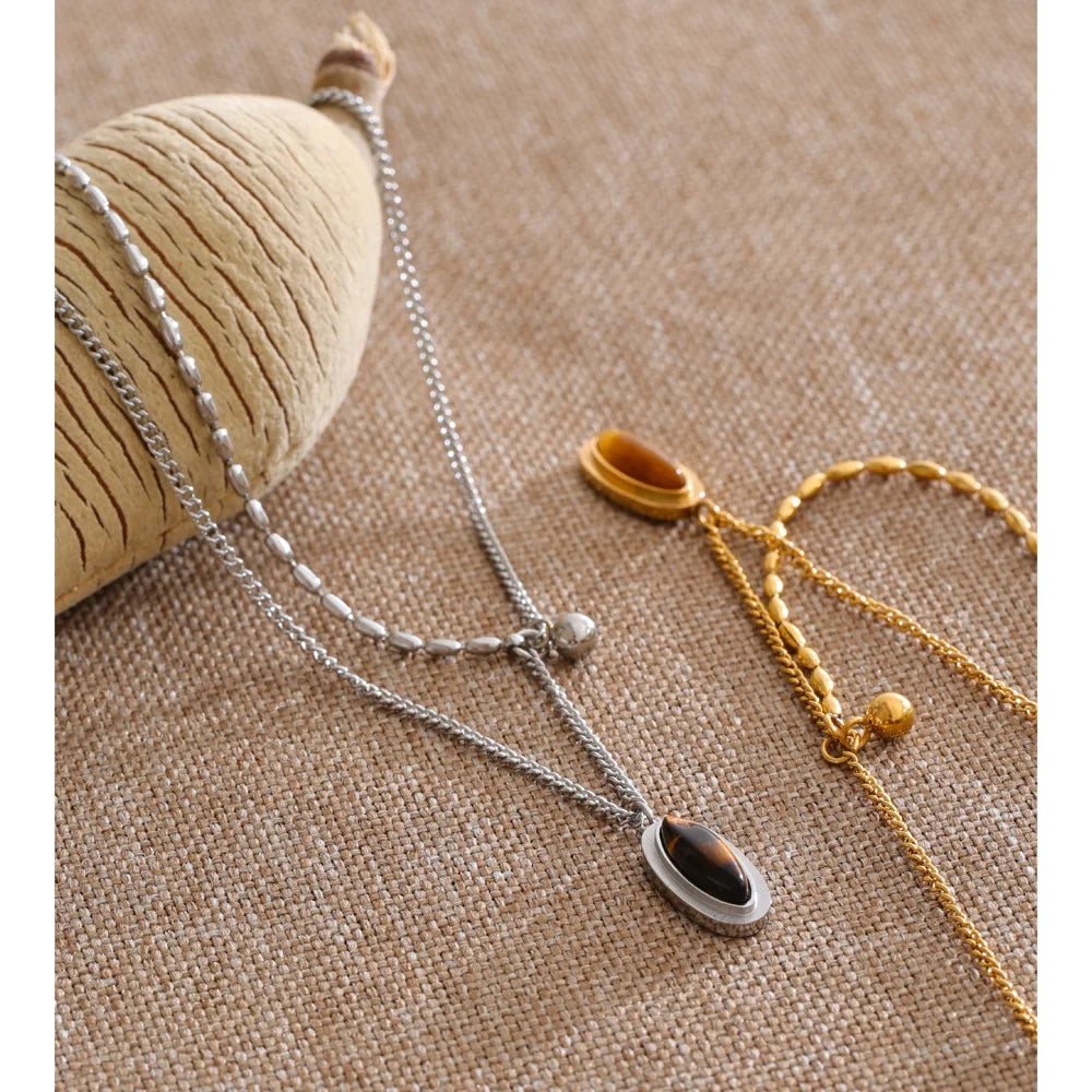 Natural stone geometric chain necklace in gold-plated stainless steel with natural stone.