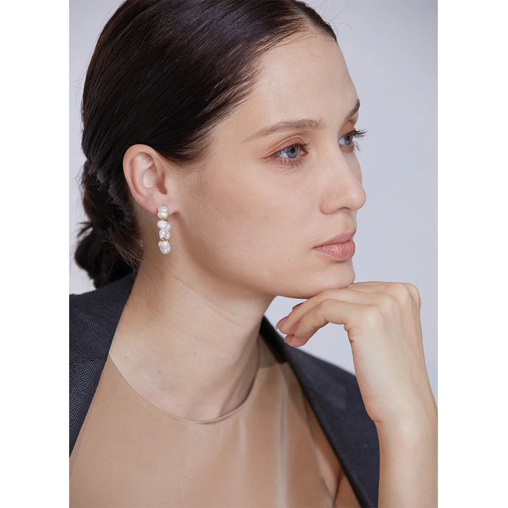 Freshwater pearl geometric earrings in gold-plated stainless steel with freshwater pearl.
