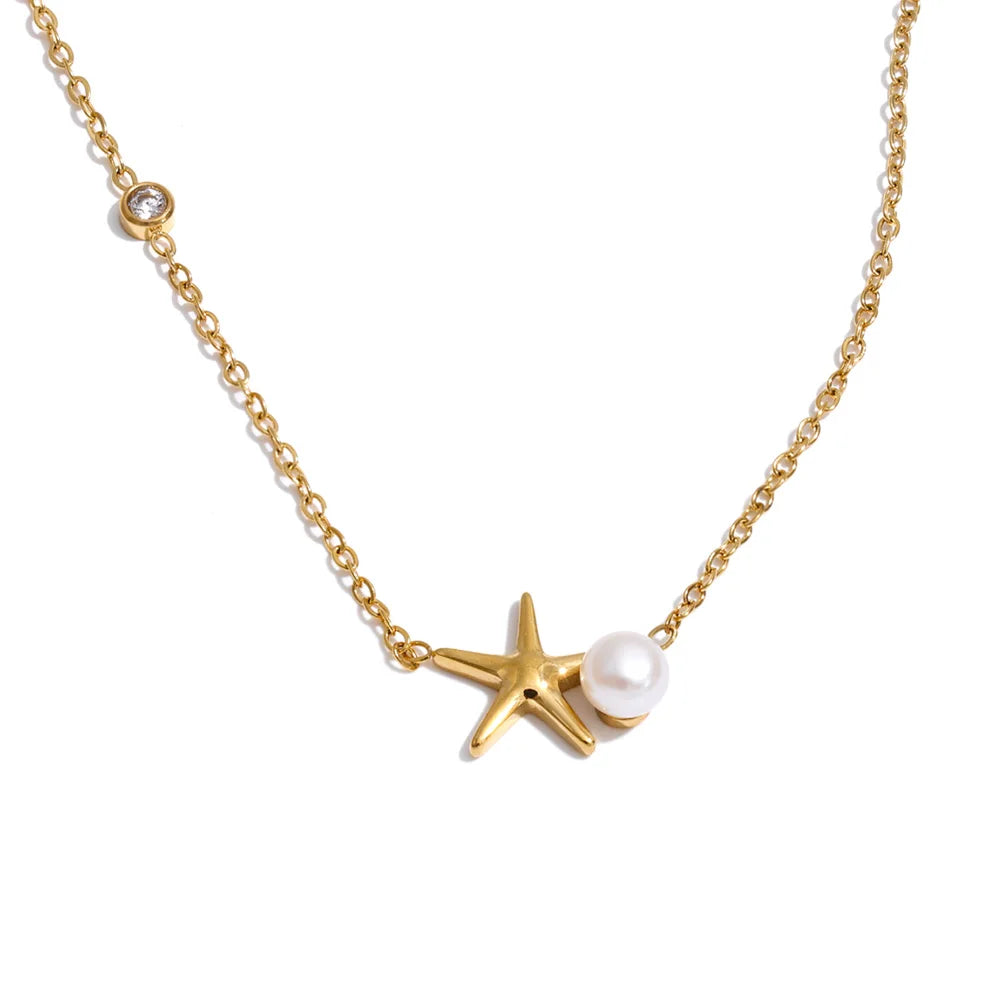 Freshwater pearl star geometric necklace in gold-plated stainless steel with freshwater pearl.