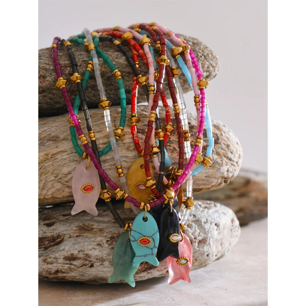 Natural stone geometric necklace in gold-plated stainless steel with natural stone.