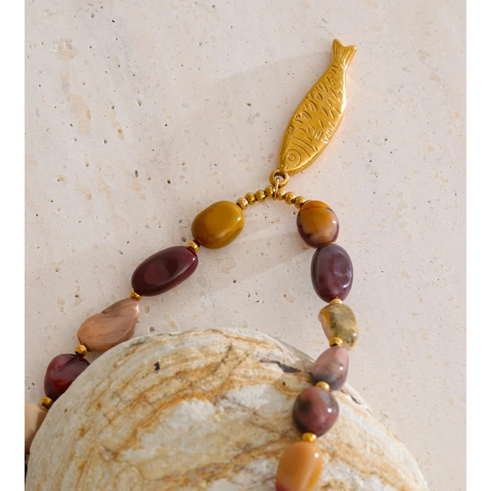 Natural stone beaded geometric necklace in gold-plated stainless steel with natural stone.