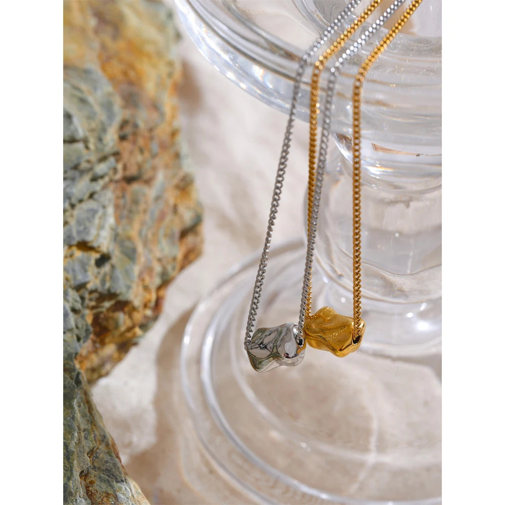 Hammered geometric necklace in gold-plated stainless steel.