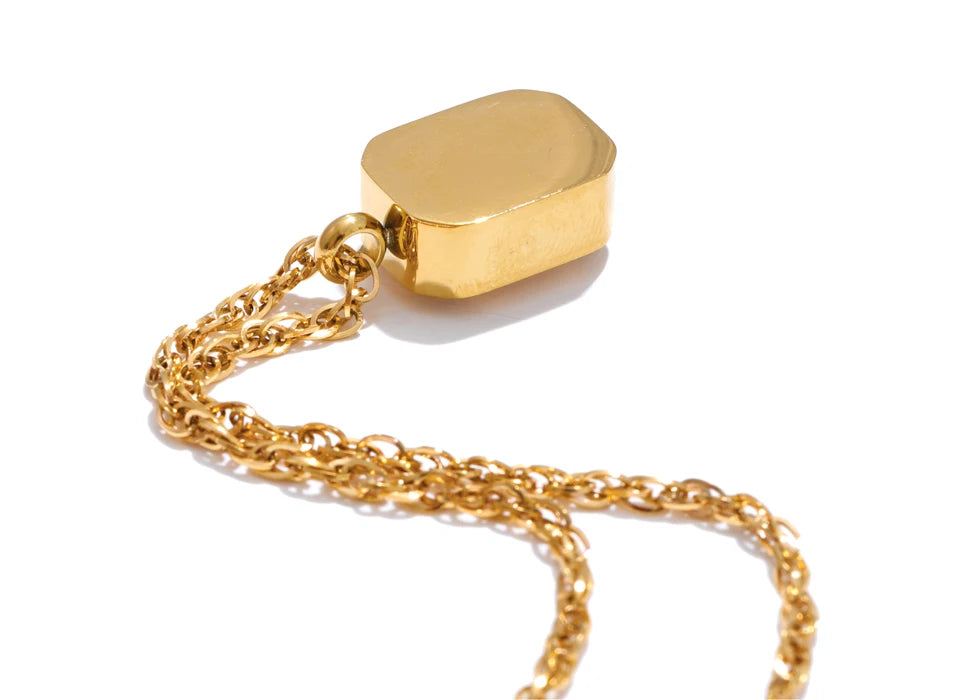 Cubic zirconia geometric necklace in gold-plated stainless steel with cubic zirconia.