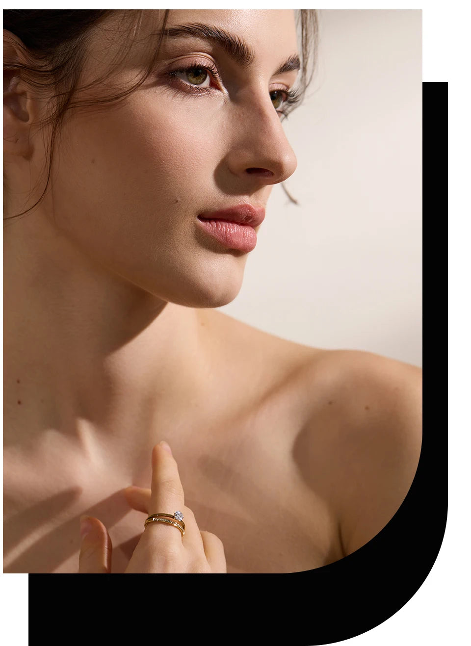 Cubic zirconia geometric layered ring in gold-plated stainless steel with cubic zirconia.