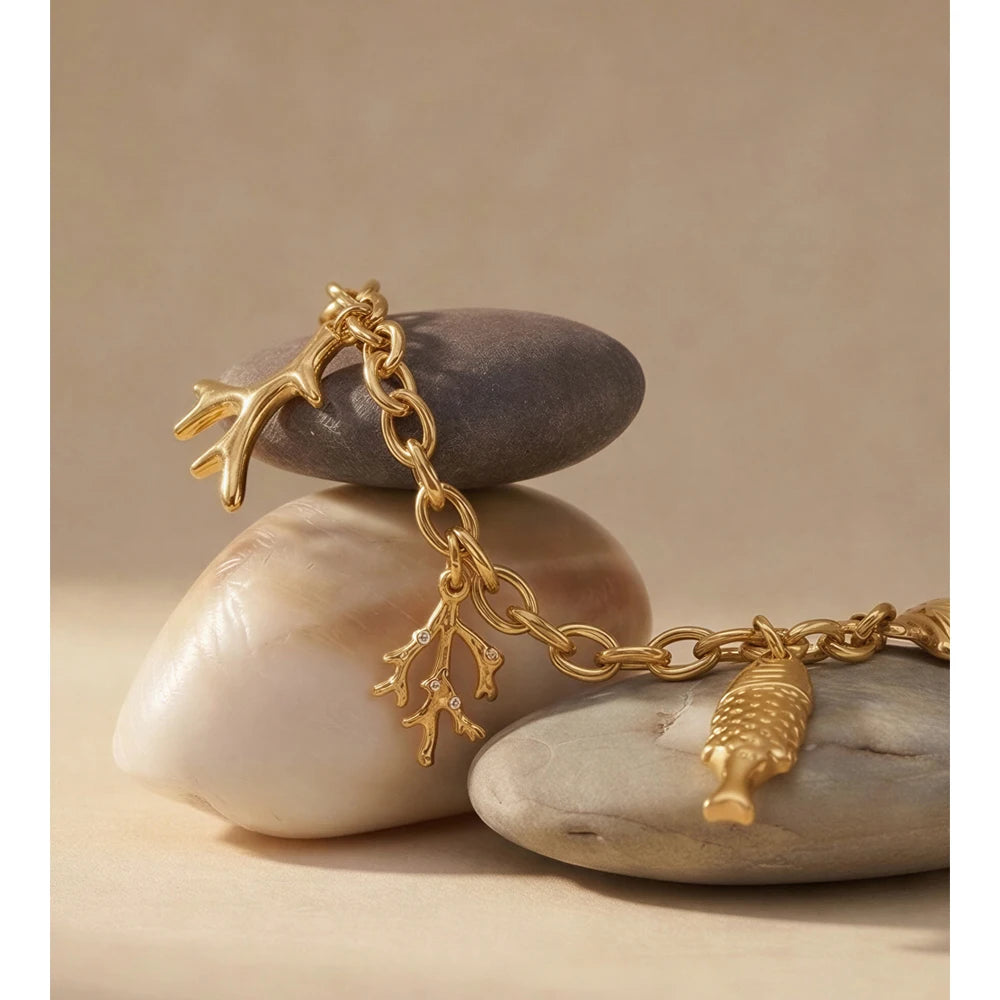 Shell geometric chain necklace in gold-plated stainless steel with shell.