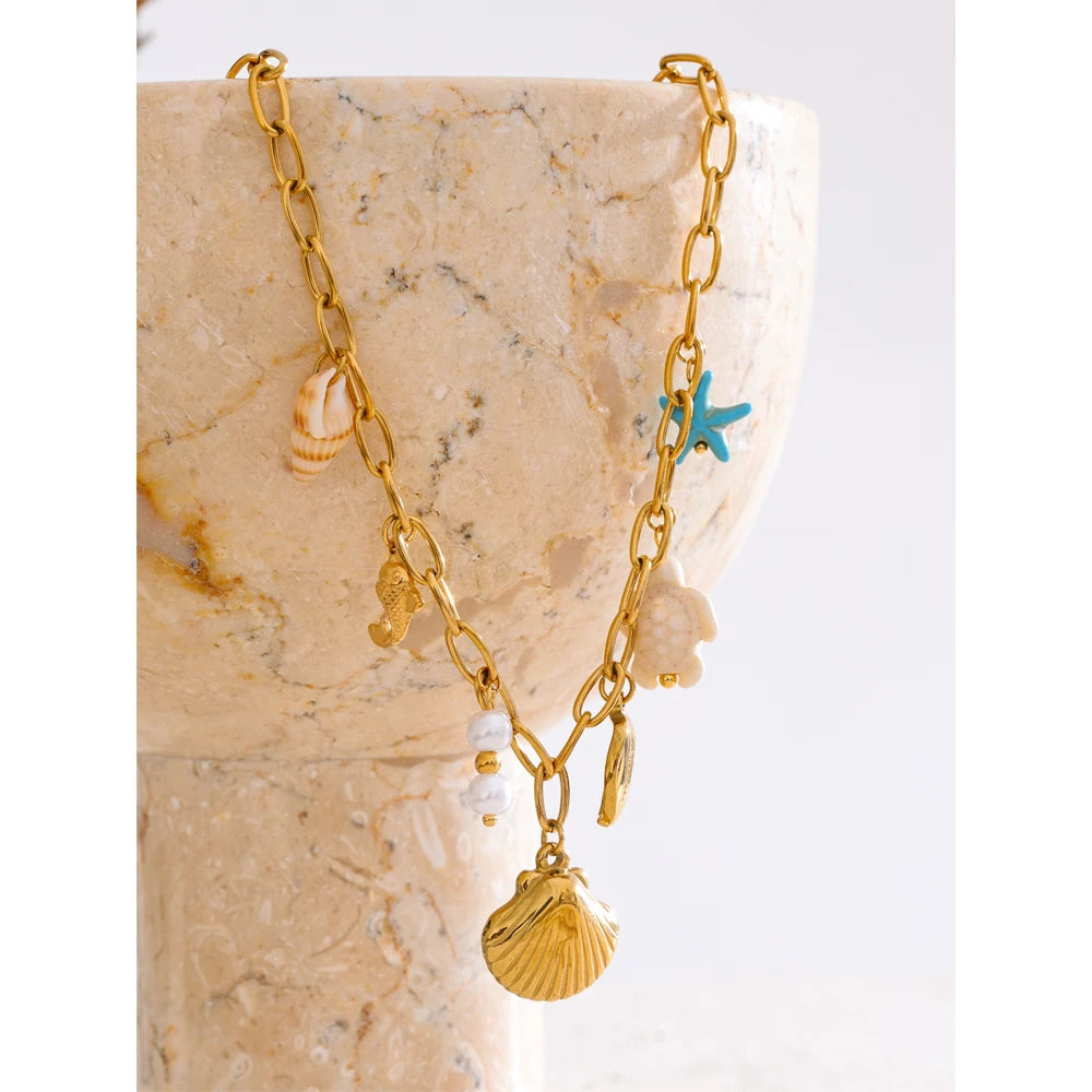 Shell star geometric necklace in gold-plated stainless steel with shell.