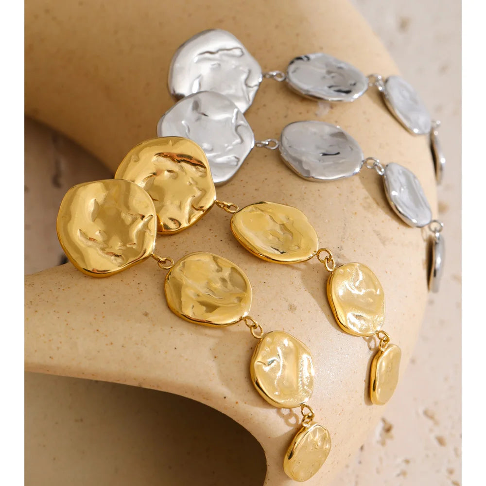 Geometric chain earrings in gold-plated stainless steel.