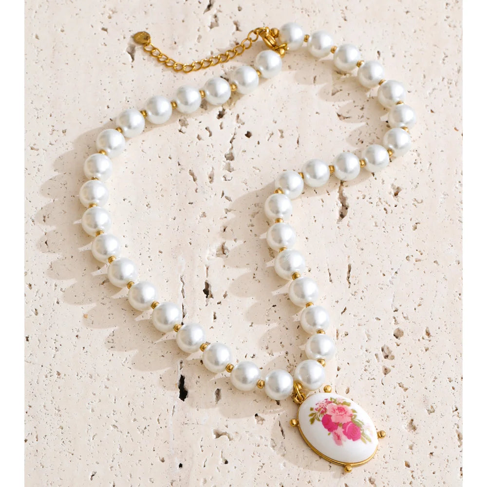 Pearl resin flower necklace in gold-plated stainless steel with pearl and resin.