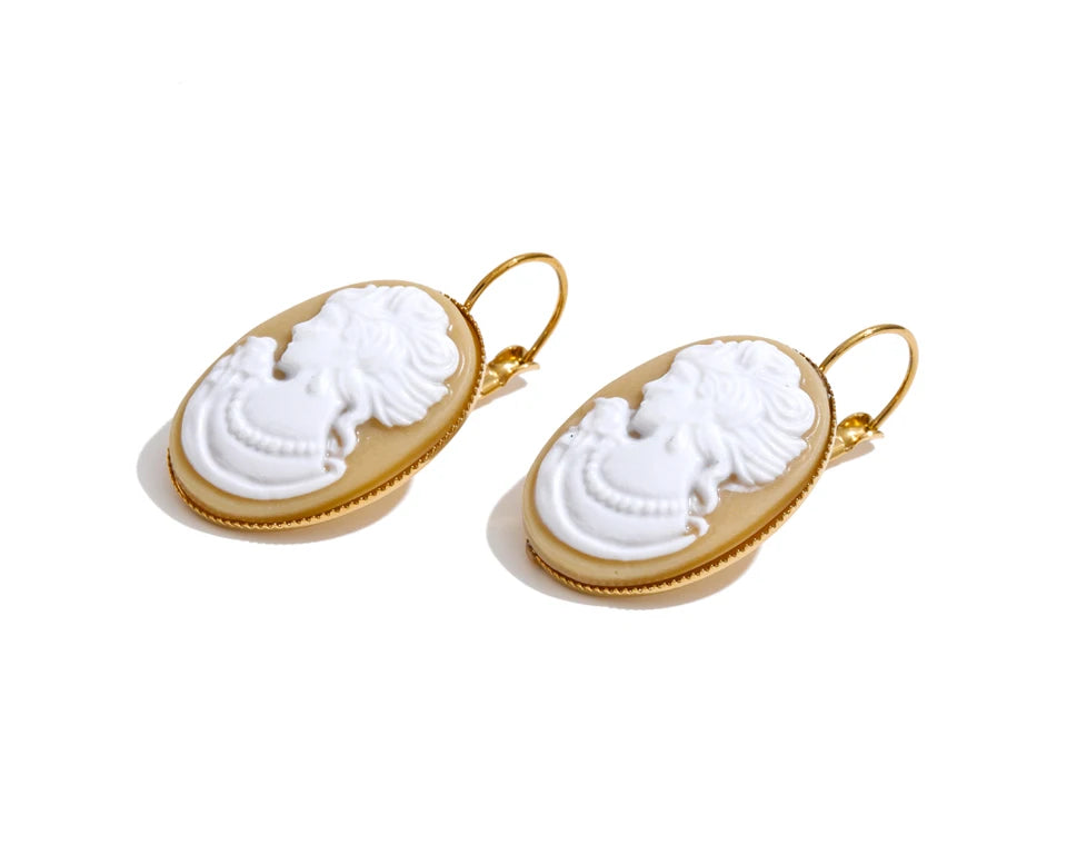 Resin geometric earrings in gold-plated stainless steel with resin.
