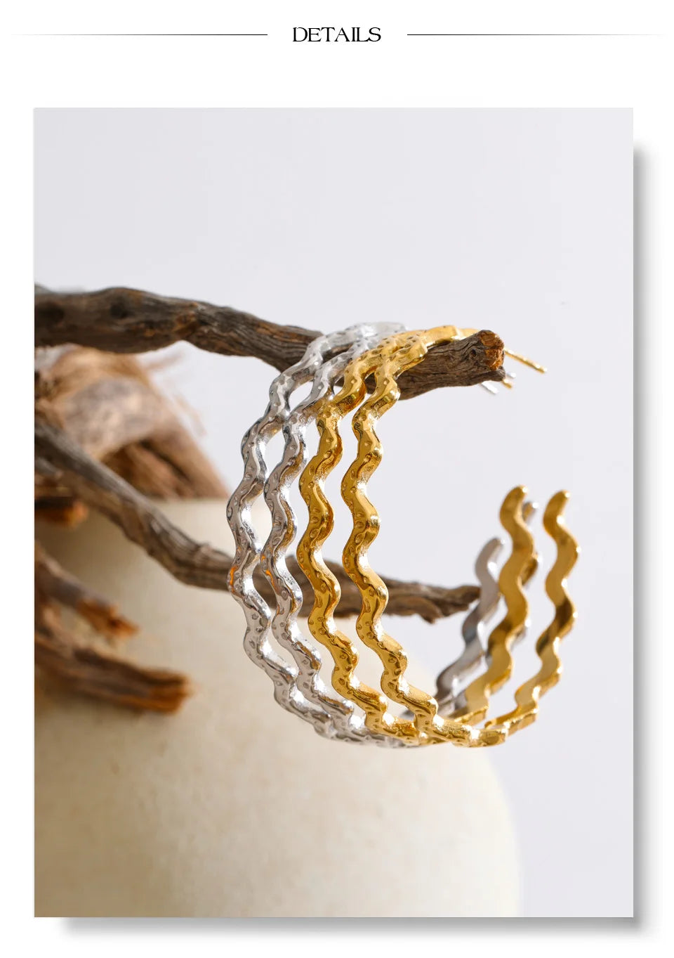 Geometric earrings in gold-plated stainless steel.