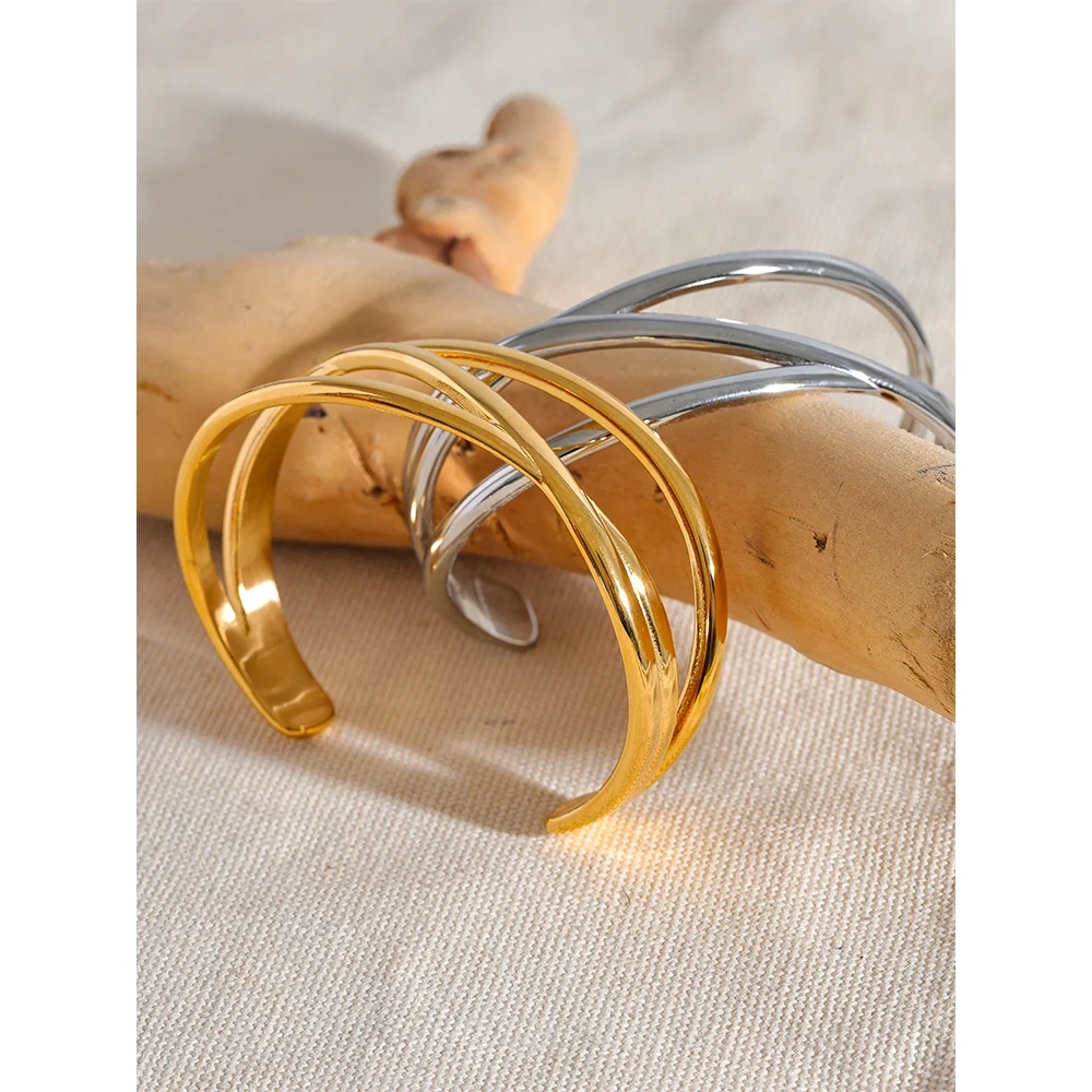 Minimalist geometric bracelet in gold-plated stainless steel.
