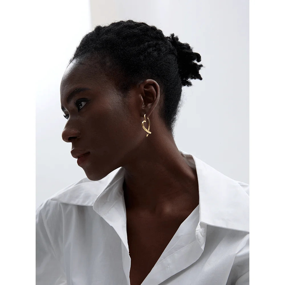 Heart minimalist earrings in gold-plated stainless steel.