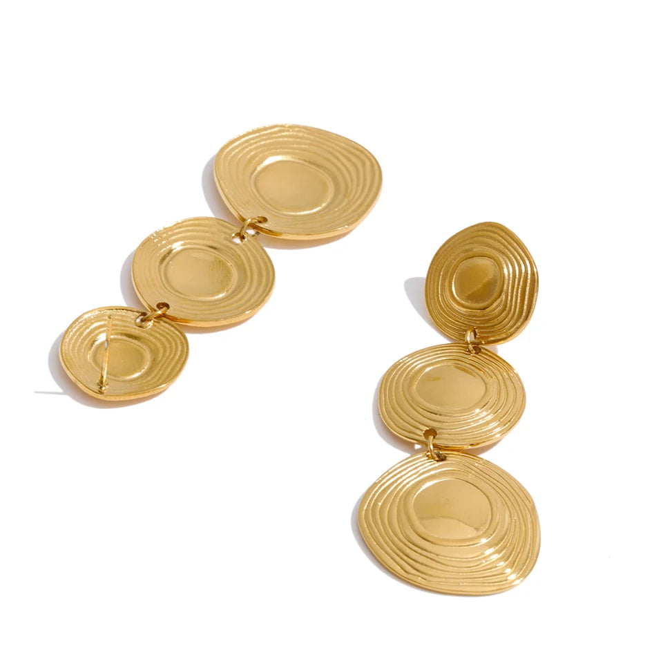 Geometric earrings in gold-plated stainless steel.