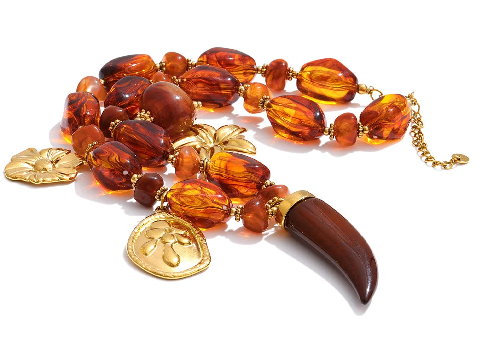 Amber resin flower necklace in gold-plated stainless steel with resin.