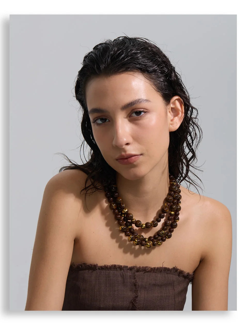 Pearl beaded geometric earrings in gold-plated stainless steel with pearl.