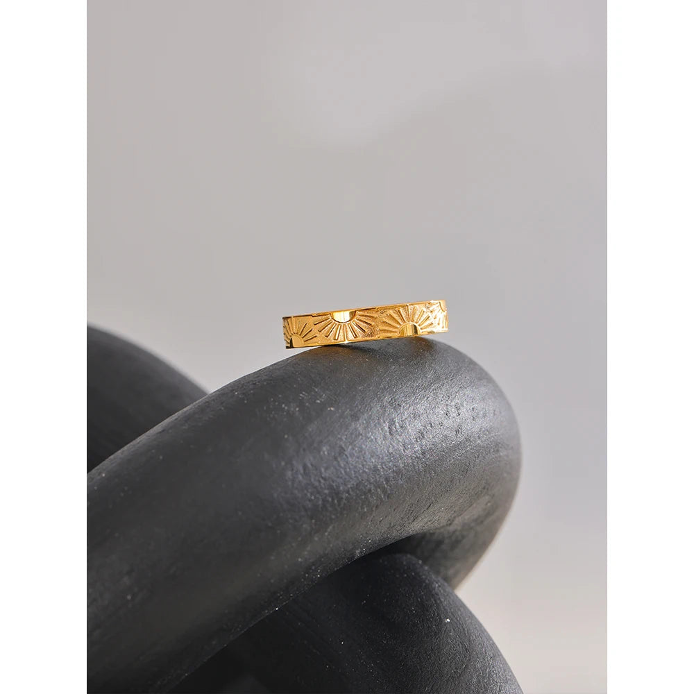 Sun minimalist geometric ring in 18K gold-plated stainless steel.