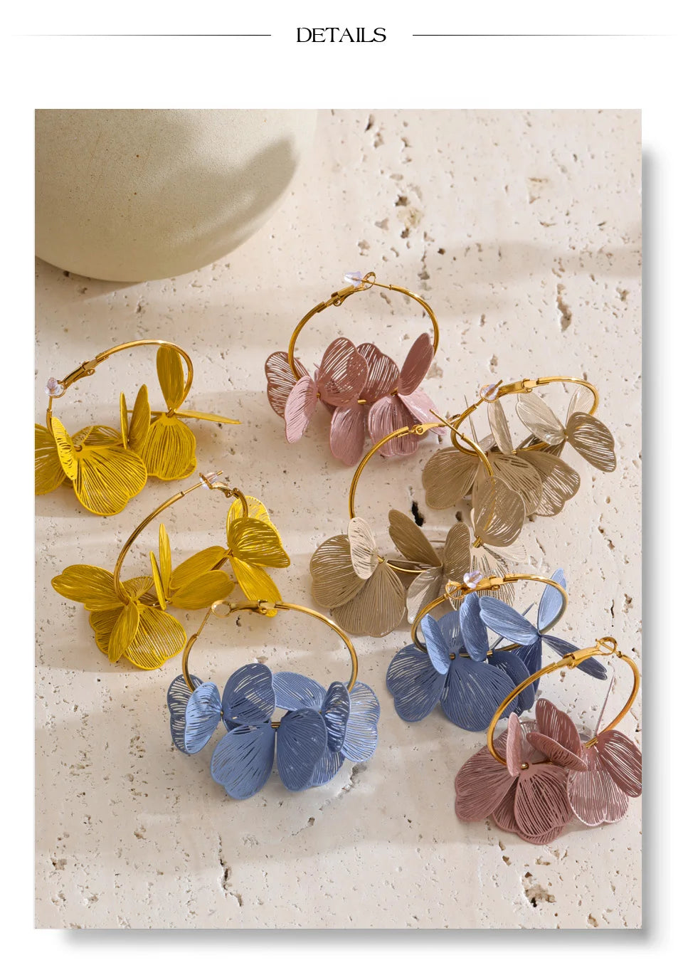Flower earrings in gold-plated stainless steel.