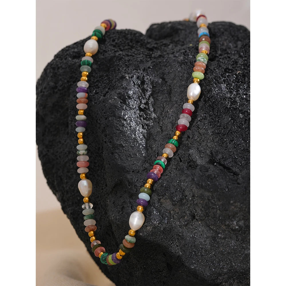 Freshwater pearl natural stone multi-color necklace in gold-plated stainless steel with freshwater pearl and natural stone.