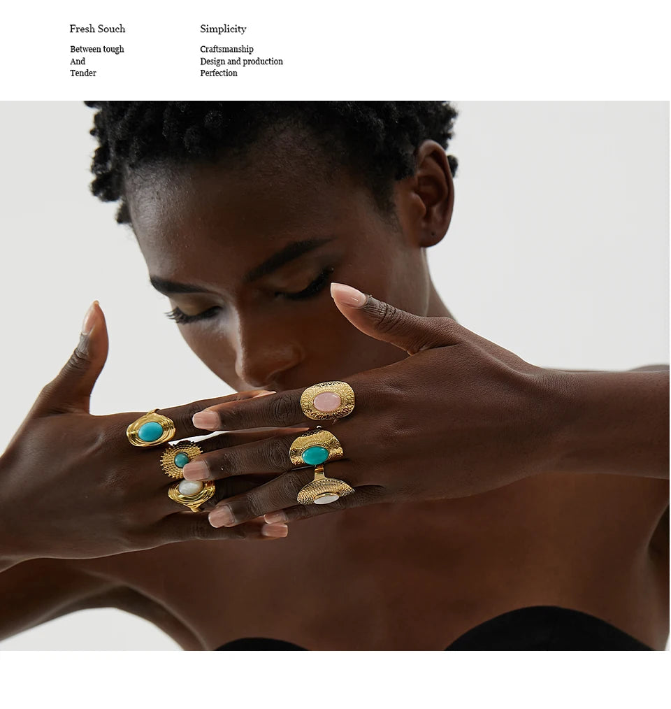Green natural stone geometric ring in 18K gold-plated stainless steel with natural stone.