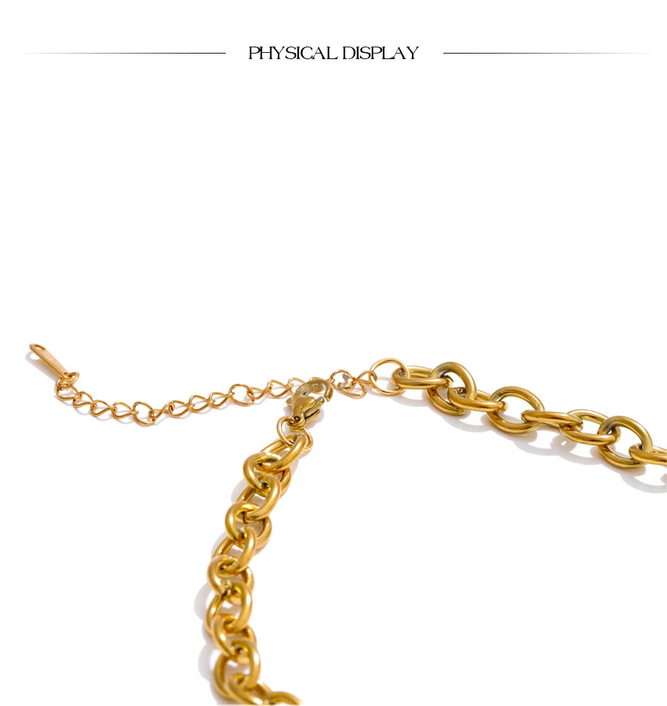 Pearl star moon necklace in gold-plated stainless steel with pearl.