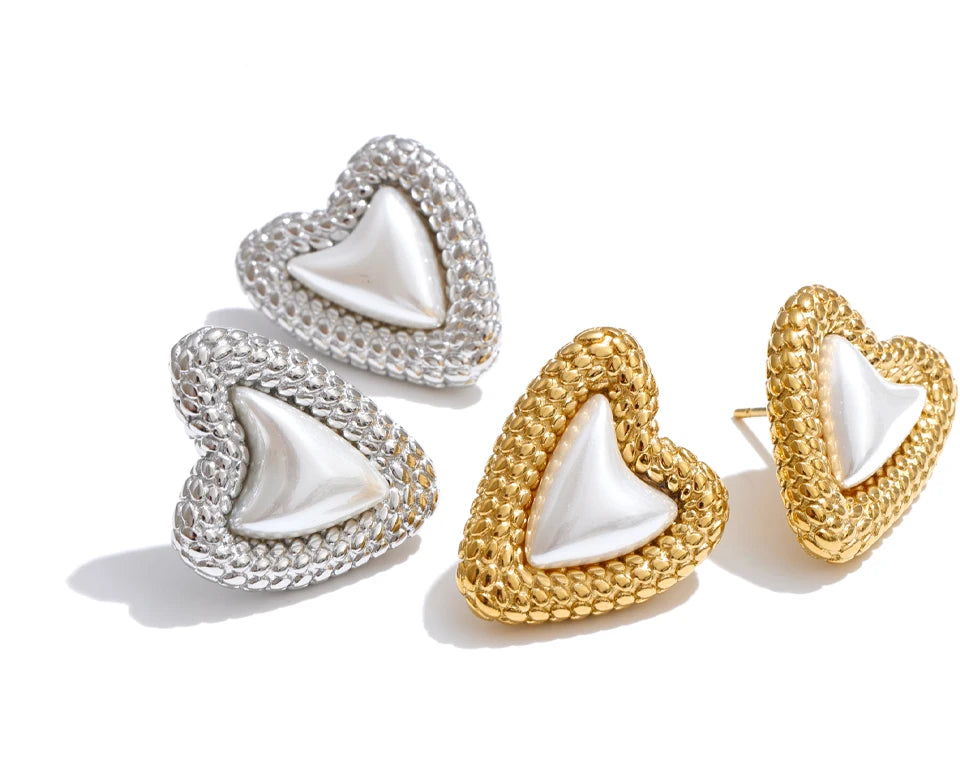 Pearl heart earrings in gold-plated stainless steel with pearl.