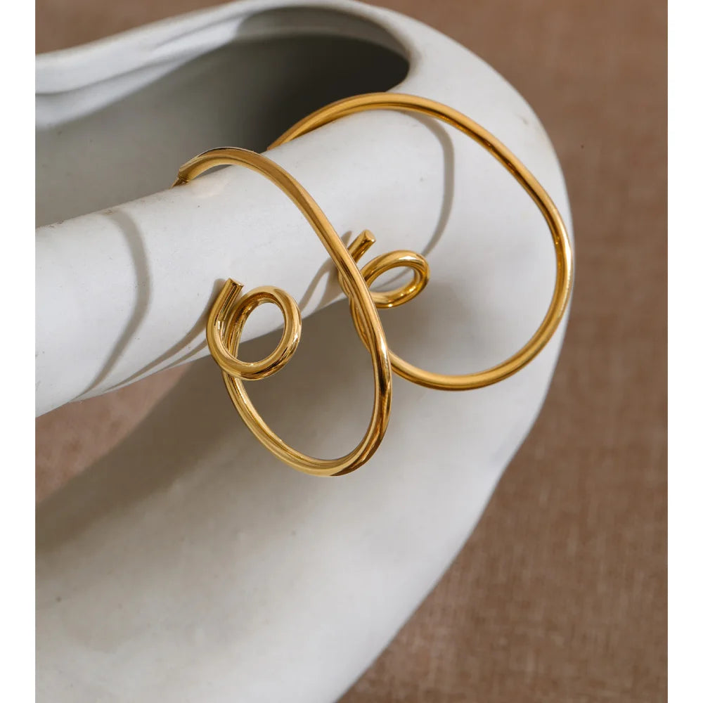 Geometric earrings in gold-plated stainless steel.