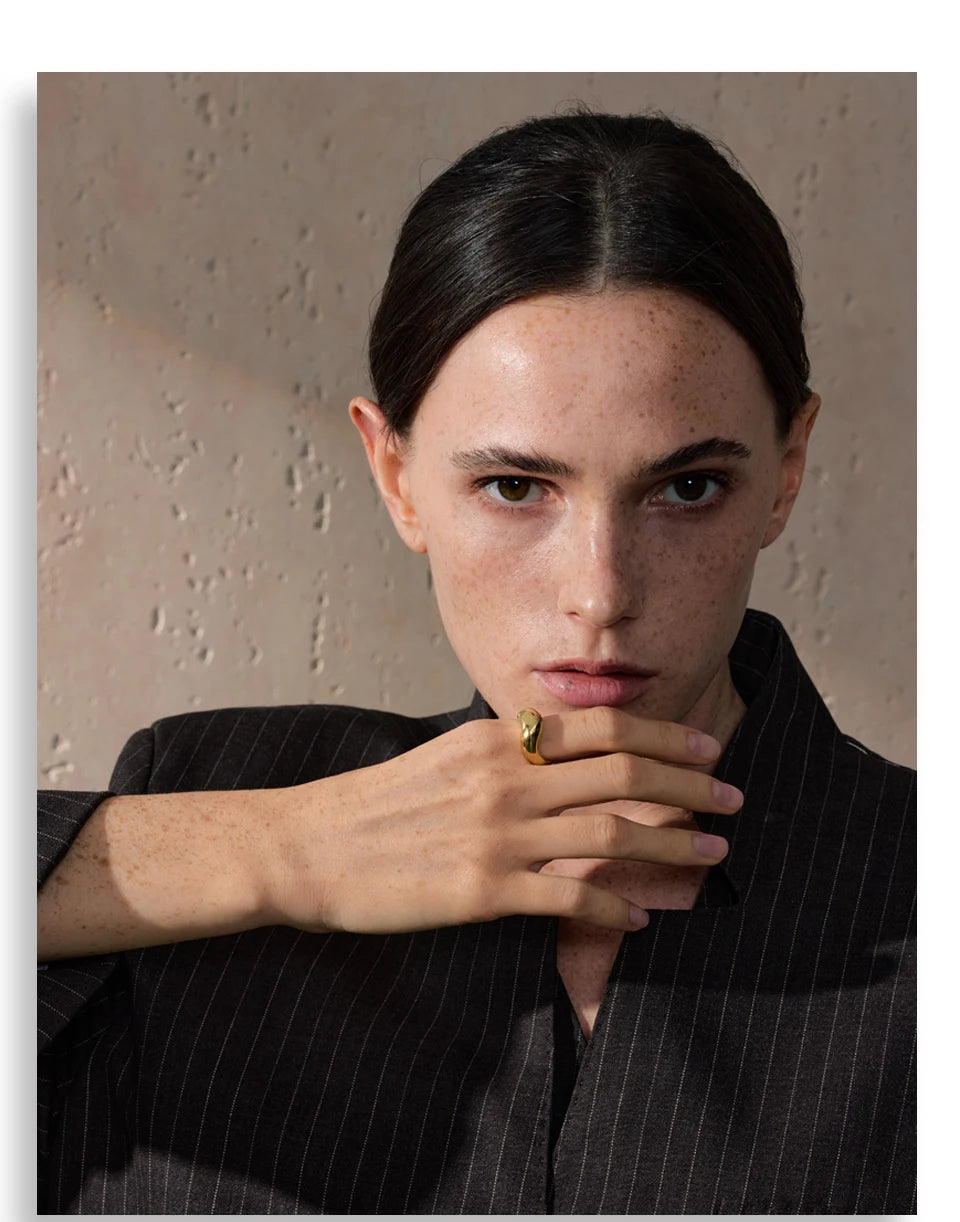 Minimalist geometric ring in 18K gold-plated stainless steel.
