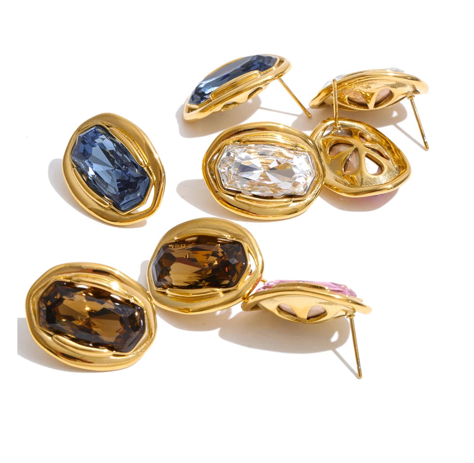 White cubic zirconia geometric earrings in gold-plated stainless steel with cubic zirconia.