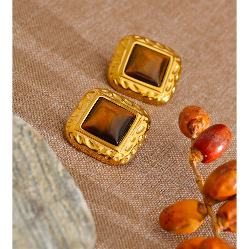 Natural stone geometric earrings in gold-plated stainless steel with natural stone.