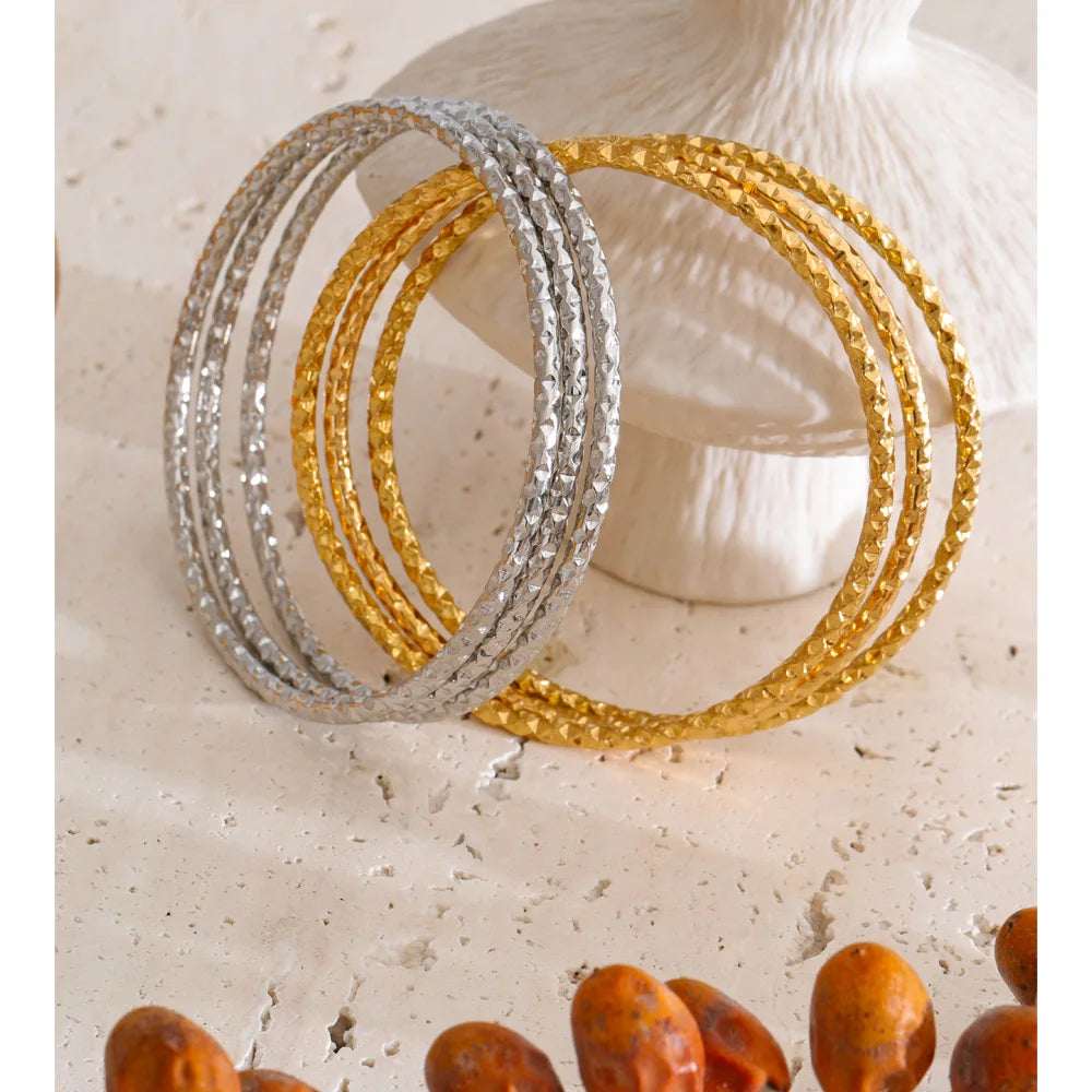 Geometric bracelet in gold-plated stainless steel.