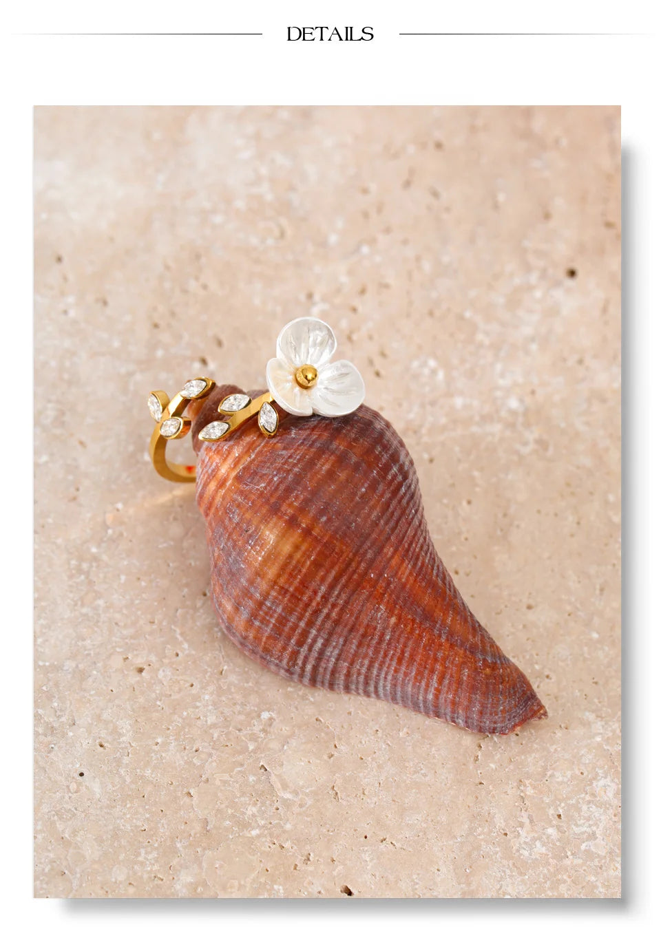 Cubic zirconia resin flower ring in 18K gold-plated stainless steel with cubic zirconia and resin.